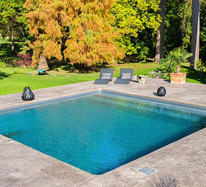 Une piscine en béton avec couverture à barres à Colmar (68)