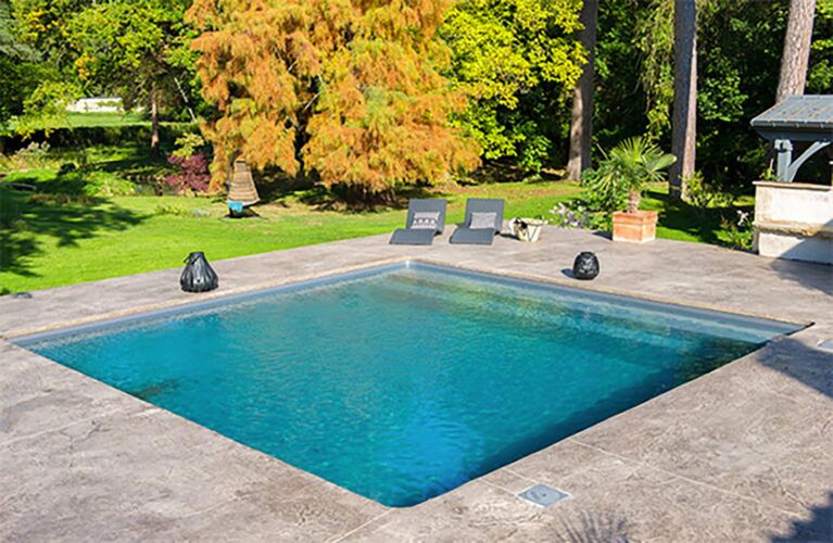 Une piscine en béton avec couverture à barres à Colmar (68)