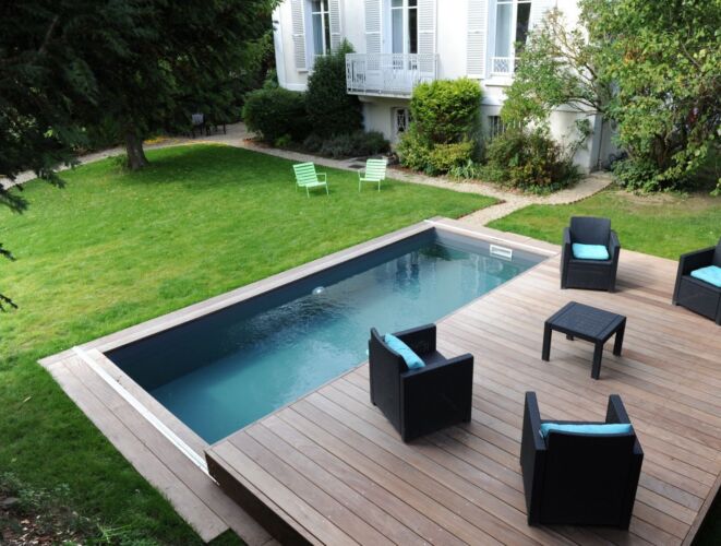 Une mini piscine en béton avec terrasse mobile en bois à Guebwiller (68)