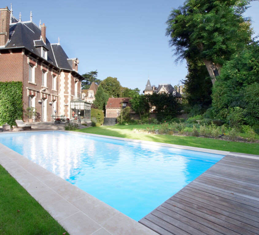 Une piscine en béton avec volet roulant immergé à Mulhouse (68)